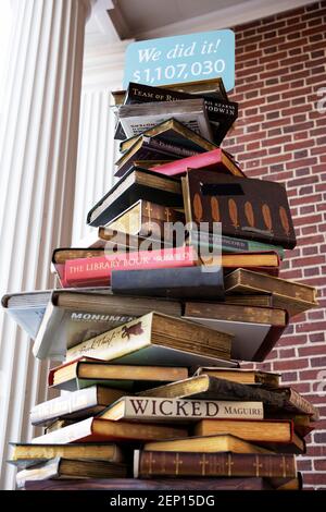 Ein Stapel riesiger Bücher, die vor der Concord Free Public Library in Concord, Massachusetts, USA, ausgestellt werden, um die für eine Renovierung aufgeworfenen Gelder zu feiern. Stockfoto