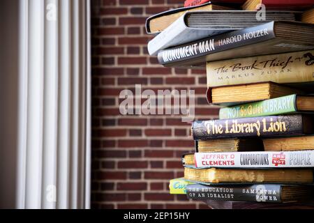 Ein Stapel riesiger Bücher, die vor der Concord Free Public Library in Concord, Massachusetts, USA, ausgestellt werden. Stockfoto