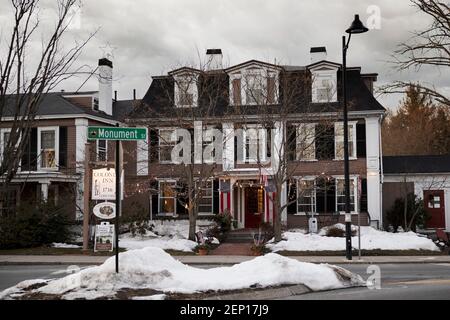 Concord's Colonial Inn am Monument Square in Concord, Massachusetts, USA, an einem bewölkten Wintertag. Das historische Gebäude des Hotels stammt aus dem Jahr 1716. Stockfoto