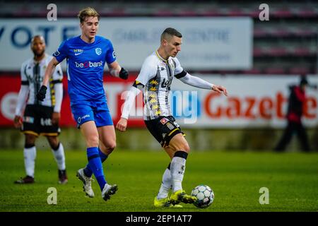 CHARLEROI, BELGIEN - FEBRUAR 26: Ognjen Vranjes von Charleroi während des belgischen Pro League-Spiels zwischen Charleroi und KRC Genk im Stade du Pays de Stockfoto