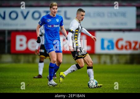 CHARLEROI, BELGIEN - FEBRUAR 26: Ognjen Vranjes von Charleroi während des belgischen Pro League-Spiels zwischen Charleroi und KRC Genk im Stade du Pays de Stockfoto