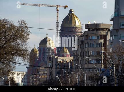 Bukarest, Rumänien - 09. Februar 2021: Die Heilskathedrale des rumänischen Volkes, die noch im Bau ist, ist im Hintergrund des Bui zu sehen Stockfoto