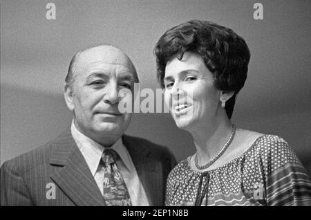 Dr. Stephen V. Kishev mit seiner Frau Tanja P. Kishev., Asheville, USA, Januar 1977 Stockfoto