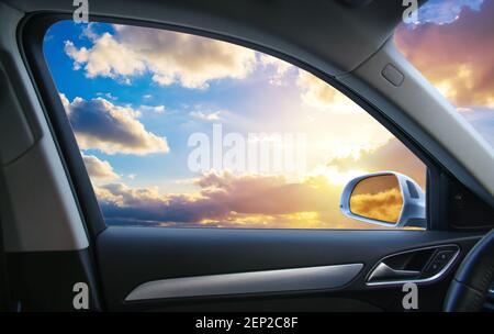 Himmlische Landschaft hinter dem Auto Fenster Stockfoto