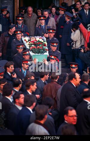 1993 Russische Verfassungskrise. Beerdigung für russischen Polizisten, die während des Konflikts im Russischen Weißen Haus im Oktober 1993 getötet wurden. Moskau, Russland. Stockfoto