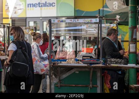 BELGRAD, SERBIEN - 10. OKTOBER 2020: Frau mittleren Alters, die in Zeleni Venac Lebensmittel kauft und läuft Belgrader grüner Bauernmarkt trägt Gesichtsmaske e Stockfoto