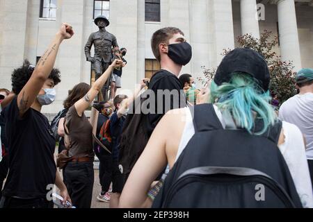 Columbus, Ohio, USA. 3rd. Juni 2020. Demonstranten heben ihre Fäuste in Solidarität mit der Black Lives Matter Bewegung und marschieren nördlich auf der High Street während der Demonstration.Demonstranten versammelten sich vor dem Ohio Statehouse und marschierten nördlich auf der High Street in einer Demonstration gegen Polizeibrutalität, Rassismus und die Tötung von George Floyd durch Minneapolis Polizeioffizier Derek Chauvin am 25. Mai 2020. Kredit: Stephen Zenner/SOPA Images/ZUMA Wire/Alamy Live Nachrichten Stockfoto