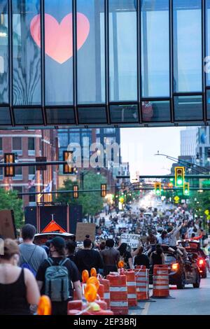 Columbus, Ohio, USA. 3rd. Juni 2020. Demonstranten marschieren in Richtung Norden auf der N. High St. EIN Gehweg über die N. High St. mit Herz gesehen in Solidarität mit der Bewegung gegen Polizeibrutalität.Demonstranten versammelten sich vor dem Ohio State House und marschierten in Richtung Norden auf der High St. in einer Demonstration gegen Polizeibrutalität, Rassismus und die Tötung von George Floyd durch Minneapolis Polizeioffizier Derek Chauvin am 25. Mai 2020. Kredit: Stephen Zenner/SOPA Images/ZUMA Wire/Alamy Live Nachrichten Stockfoto