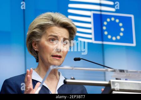 (210227) -- BRÜSSEL, 27. Februar 2021 (Xinhua) -- die Präsidentin der Europäischen Kommission Ursula von der Leyen nimmt an einer Pressekonferenz Teil, nachdem sie den zweiten Tag des virtuellen Gipfels in Brüssel, Belgien, am 26. Februar 2021, abgeschlossen hat. Die Staats- und Regierungschefs der Mitgliedstaaten der Europäischen Union (EU) bekräftigten am Freitag ihre Zusage, die Fähigkeit der EU, im Rahmen ihrer strategischen Debatte über die europäische Sicherheits- und Verteidigungspolitik autonom zu handeln, zu erhöhen sowie die Notwendigkeit, dass der Block mehr Verantwortung für seine Sicherheit übernimmt. Zum Abschluss eines zweitägigen virtuellen Gipfels stimmten die Staats- und Regierungschefs der ENH zu Stockfoto