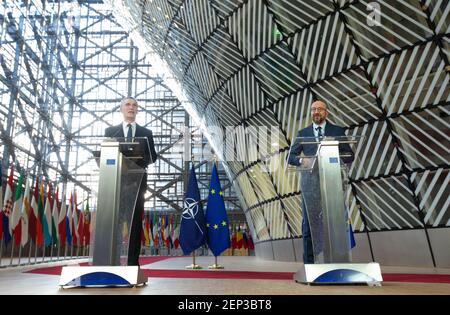 (210227) -- BRÜSSEL, 27. Februar 2021 (Xinhua) -- der Präsident des Europäischen Rates Charles Michel (R) und der Generalsekretär der Organisation des Nordatlantikvertrags (NATO) Jens Stoltenberg bereiten sich auf den zweiten Tag des virtuellen Gipfels in Brüssel, Belgien, am 26. Februar 2021 vor. Die Staats- und Regierungschefs der Mitgliedstaaten der Europäischen Union (EU) bekräftigten am Freitag ihre Zusage, die Fähigkeit der EU, im Rahmen ihrer strategischen Debatte über die europäische Sicherheits- und Verteidigungspolitik autonom zu handeln, zu erhöhen sowie die Notwendigkeit, dass der Block mehr Verantwortung für seine Sicherheit übernimmt. Abschluss eines zweitägigen virtuellen s Stockfoto