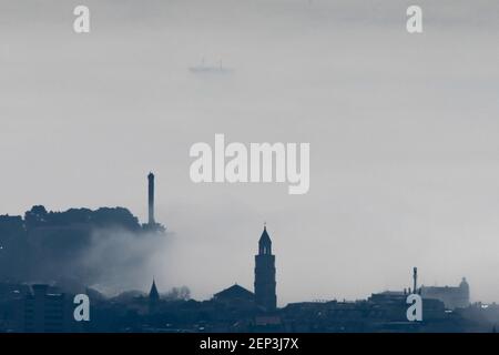 (210227) -- SPLIT, 27. Februar 2021 (Xinhua) -- das Foto vom 26. Februar 2021 zeigt den Glockenturm der Kathedrale von St. Domnius an einem nebligen Tag in der Stadt Split, Kroatiens zweitgrößter Stadt. (Milan Sabic/Pixsell via Xinhua) Stockfoto