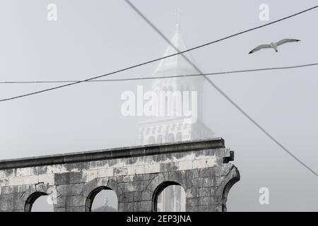 (210227) -- SPLIT, 27. Februar 2021 (Xinhua) -- das Foto vom 26. Februar 2021 zeigt den Glockenturm der Kathedrale von St. Domnius an einem nebligen Tag in der Stadt Split, Kroatiens zweitgrößter Stadt. (Milan Sabic/Pixsell via Xinhua) Stockfoto