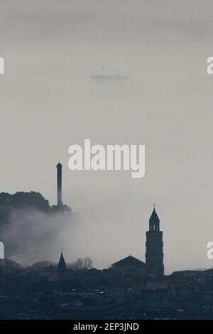 (210227) -- SPLIT, 27. Februar 2021 (Xinhua) -- das Foto vom 26. Februar 2021 zeigt den Glockenturm der Kathedrale von St. Domnius an einem nebligen Tag in der Stadt Split, Kroatiens zweitgrößter Stadt. (Milan Sabic/Pixsell via Xinhua) Stockfoto