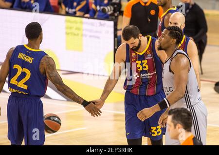 Barcelona, Spanien. Februar 2021, 26th. Nikola Miroti? Und Cory Higgins aus Barcelona feiern einen Punkt während des Euroleague-Spiels von Turkish Airlines zwischen FC Barcelona Bàsquet und ASVEL Lyon-Villeurbanne im Palau Blaugrana.(Final Score; Barcelona 69:76 Lyon-Villeurbanne) Credit: SOPA Images Limited/Alamy Live News Stockfoto