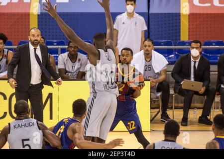 Barcelona, Spanien. Februar 2021, 26th. Cory Higgins, aus Barcelona und Moustapha Fall von ASVEL Villeurbannin Aktion während Turkish Airlines Euroleague, Spiel zwischen FC Barcelona Bàsquet und ASVEL Lyon-Villeurbanne im Palau Blaugrana.(Final Score; Barcelona 69:76 Lyon-Villeurbanne) Credit: SOPA Images Limited/Alamy Live News Stockfoto