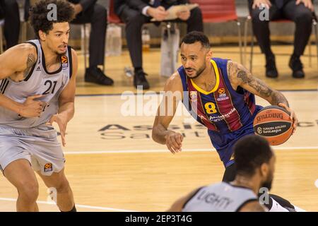 Barcelona, Spanien. Februar 2021, 26th. Ádám Hanga aus Barcelona und Ismael Bako aus ASVEL Villeurbannein Spiel zwischen dem FC Barcelona Bàsquet und ASVEL Lyon-Villeurbanne im Palau Blaugrana.(Final Score; Barcelona 69:76 Lyon-Villeurbanne) Credit: SOPA Images Limited/Alamy Live News Stockfoto