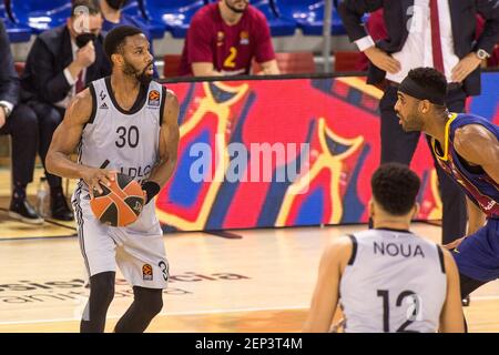 Barcelona, Spanien. Februar 2021, 26th. Norris Cole, Amine Noua von ASVEL Villeurbanne und Brandon Davies von Barcelona, im Einsatz während der Euroleague von Turkish Airlines, im Spiel zwischen FC Barcelona Bàsquet und ASVEL Lyon-Villeurbanne im Palau Blaugrana.(Final Score; Barcelona 69:76 Lyon-Villeurbanne) Credit: SOPA Images Limited/Alamy Live News Stockfoto