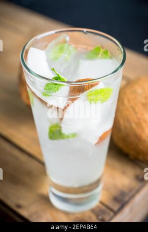 Süßer Coconut Mojito Cocktail auf dem Holzhintergrund. Selektiver Fokus. Geringe Schärfentiefe. Stockfoto