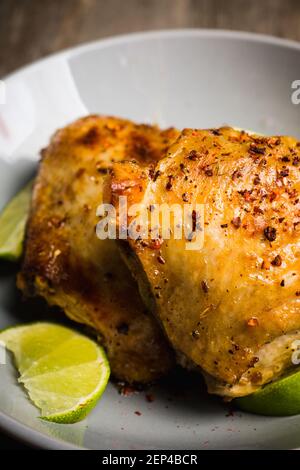 Würzig gebratenes Huhn mit Limette. Selektiver Fokus. Geringe Schärfentiefe. Stockfoto