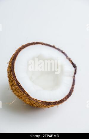 Frische Kokosnüsse auf rustikalem Hintergrund. Selektiver Fokus. Geringe Schärfentiefe. Stockfoto