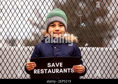 Washington, DC, USA, 26. Februar 2021. Im Bild: Einer von mehreren jungen Demonstranten bei einer Gehaltserhöhung für einen Mindestlohn von $15 für alle, einschließlich der Angestellten mit Trinkgeld. Allison C Bailey/Alamy Live News Stockfoto
