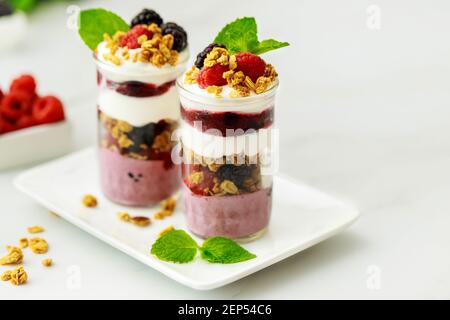 Griechischer Joghurt mit Chiasamen, Walnüssen und Himbeeren. Gesundes Frühstück Stockfoto