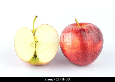 Ganze rote Apfelfrucht mit Scheibe (geschnitten) auf weißem Hintergrund. Stockfoto