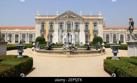 "Zeremonielle Fassade" des Queluz-Nationalpalastes aus dem 18th. Jahrhundert, ehemalige Sommerresidenz der portugiesischen Königsfamilie, Queluz, Portugal Stockfoto