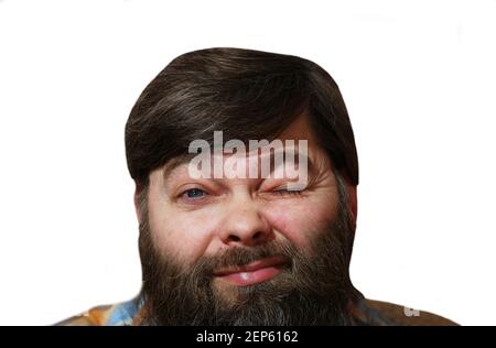 Der Mann mit dem dicken, langen Bart drückte ein Auge zu. Nahaufnahme. Isoliert. Freundlichkeit. Freundlichkeit. Positive Gesichtsausdrücke. Stockfoto