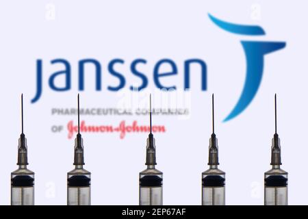 Kathmandu, Nepal - Februar 26 2021: Janssen Pharmaceutical companies Logo gegen Spritze oder Injektionsnadel. Coronavirus-Impfstoff von Johnson und Johnson Stockfoto