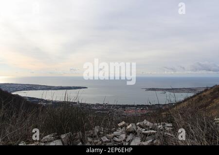 Schöne Frühlingsansicht der Bucht von Gelendzhik von der Spitze der Berge. Russland, Schwarzmeerküste Stockfoto