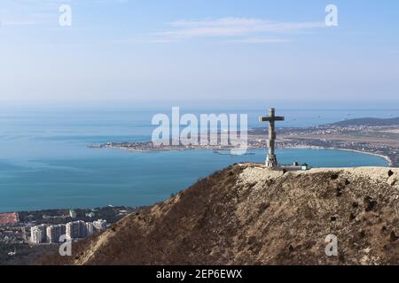 Wandern auf den Gipfel des Berges und Blick auf das Zentrum des Resorts Stadt, das Meer und Sehenswürdigkeiten. Atemberaubende Frühlingslandschaft Stockfoto