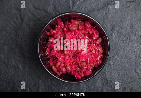 Draufsicht auf hausgemachte Vinaigrette mit Bohnen in schwarzer Schale Stockfoto