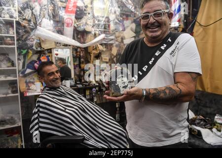 Buenos Aires, Argentinien. Februar 2021, 12th. Julio Pan zeigt in seinem Friseursalon ein Bild des Fußballstars Maradona auf einem Stein. (Zu dpa 'Maradonas Erbe: Zwischen heiligem Verehrung und Schlammschlachten' vom 27,02.2021) Quelle: Fernando Gens/dpa/Alamy Live News Stockfoto