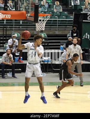 26. Februar 2021 - die Wache der Hawaii Rainbow Warriors Biwali Bayles #14 bringt einen Rebound während eines Spiels zwischen den Hawaii Rainbow Warriors und dem Long Beach State 49ers in der simplifi Arena im Stan Sheriff Center in Honolulu, HI - Michael Sullivan/CSM Stockfoto