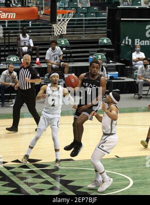 26. Februar 2021 - Long Beach State 49ers Wache Isaiah Washington #11 verspielt den Ball während eines Spiels zwischen den Hawaii Rainbow Warriors und dem Long Beach State 49ers in der simplifi Arena im Stan Sheriff Center in Honolulu, HI - Michael Sullivan/CSM Stockfoto