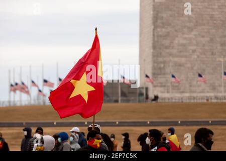 Washington, DC, USA, 26. Februar 2021. Im Bild: Eine Tigray-Flagge fliegt vor dem Hintergrund amerikanischer Flaggen und des Washington Monument während des zweiten von drei Tagen der Proteste gegen Äthiopiens Krieg gegen Tigray. Kredit: Allison C Bailey/Alamy Live Nachrichten Stockfoto
