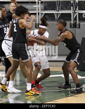 26. Februar 2021 - der Wächter der Hawaii Rainbow Warriors Justin Hemsley #42 wirft seine Ellbogen, um während eines Spiels zwischen den Hawaii Rainbow Warriors und dem Long Beach State 49ers in der simplifi Arena im Stan Sheriff Center in Honolulu, HI - Michael Sullivan/CSM den Besitz zu behalten Stockfoto