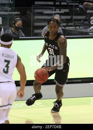 26. Februar 2021 - Long Beach State 49ers Wache Chance Hunter #31 Dribbles während eines Spiels zwischen den Hawaii Rainbow Warriors und dem Long Beach State 49ers in der simplifi Arena im Stan Sheriff Center in Honolulu, HI - Michael Sullivan/CSM Stockfoto