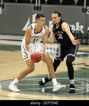 26. Februar 2021 - Long Beach State 49ers Center Trever Irish #32 verteidigt gegen Hawaii Rainbow Warriors Center Mate Colina #11 während eines Spiels zwischen den Hawaii Rainbow Warriors und dem Long Beach State 49ers in der simplifi Arena im Stan Sheriff Center in Honolulu, HI - Michael Sullivan/CSM Stockfoto