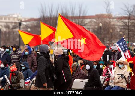 Washington, DC, USA, 26. Februar 2021. Im Bild: Demonstranten in Tigray-Fahnen und Kleidung am zweiten von drei Tagen Protest gegen Äthiopiens Krieg gegen Tigray. Kredit: Allison C Bailey/Alamy Live Nachrichten Stockfoto