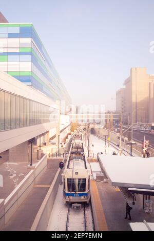 Ein LRT-Zug des Edmonton Transit System (ETS) auf der Health Sciences Station vor der Edmonton Clinic Health Academy in Edmonton, Kanada. Stockfoto