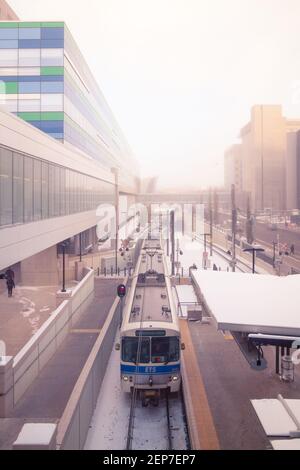 Ein LRT-Zug des Edmonton Transit System (ETS) auf der Health Sciences Station vor der Edmonton Clinic Health Academy in Edmonton, Kanada. Stockfoto