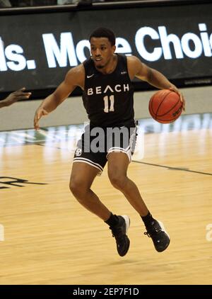 26. Februar 2021 - Long Beach State 49ers Wache Isaiah Washington #11 Dribbles während eines Spiels zwischen den Hawaii Rainbow Warriors und dem Long Beach State 49ers in der simplifi Arena im Stan Sheriff Center in Honolulu, HI - Michael Sullivan/CSM Stockfoto