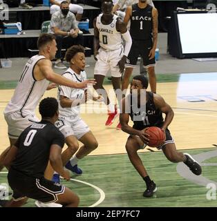 26. Februar 2021 - Long Beach State 49ers Wache Isaiah Washington #11 schaut den Korb während eines Spiels zwischen den Hawaii Rainbow Warriors und dem Long Beach State 49ers in der simplifi Arena im Stan Sheriff Center in Honolulu, HI - Michael Sullivan/CSM Stockfoto