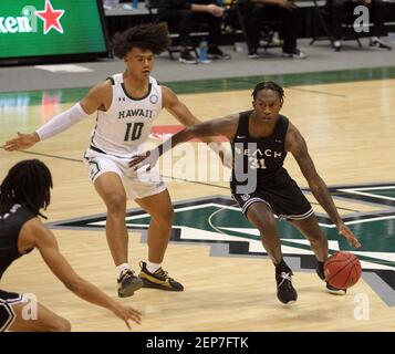 26. Februar 2021 - Long Beach State 49ers Wache Chance Hunter #31 Dribbles von Hawaii Rainbow Warriors Wache Beon Riley #10 während eines Spiels zwischen den Hawaii Rainbow Warriors und dem Long Beach State 49ers in der simplifi Arena im Stan Sheriff Center in Honolulu, HI - Michael Sullivan/CSM Stockfoto