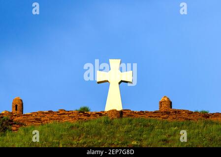Weißes orthodoxes christliches Kreuz auf dunkelblauem Himmel Hintergrund. Stockfoto