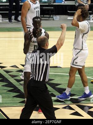 26. Februar 2021 - der Wächter der Hawaii Rainbow Warriors Junior Madut #0 reagiert auf einen Aufruf gegen ihn während eines Spiels zwischen den Hawaii Rainbow Warriors und dem Long Beach State 49ers in der simplifi Arena im Stan Sheriff Center in Honolulu, HI - Michael Sullivan/CSM Stockfoto