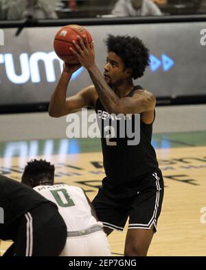 26. Februar 2021 - Long Beach State 49ers Wächter Jordan Roberts #2 schießt einen Freiwurf während eines Spiels zwischen den Hawaii Rainbow Warriors und dem Long Beach State 49ers in der simplifi Arena im Stan Sheriff Center in Honolulu, HI - Michael Sullivan/CSM Stockfoto