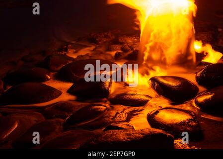 Quelle von Feuerwasser. Verbrennung von Methan im Wasser. Kaltes Feuer. Stockfoto